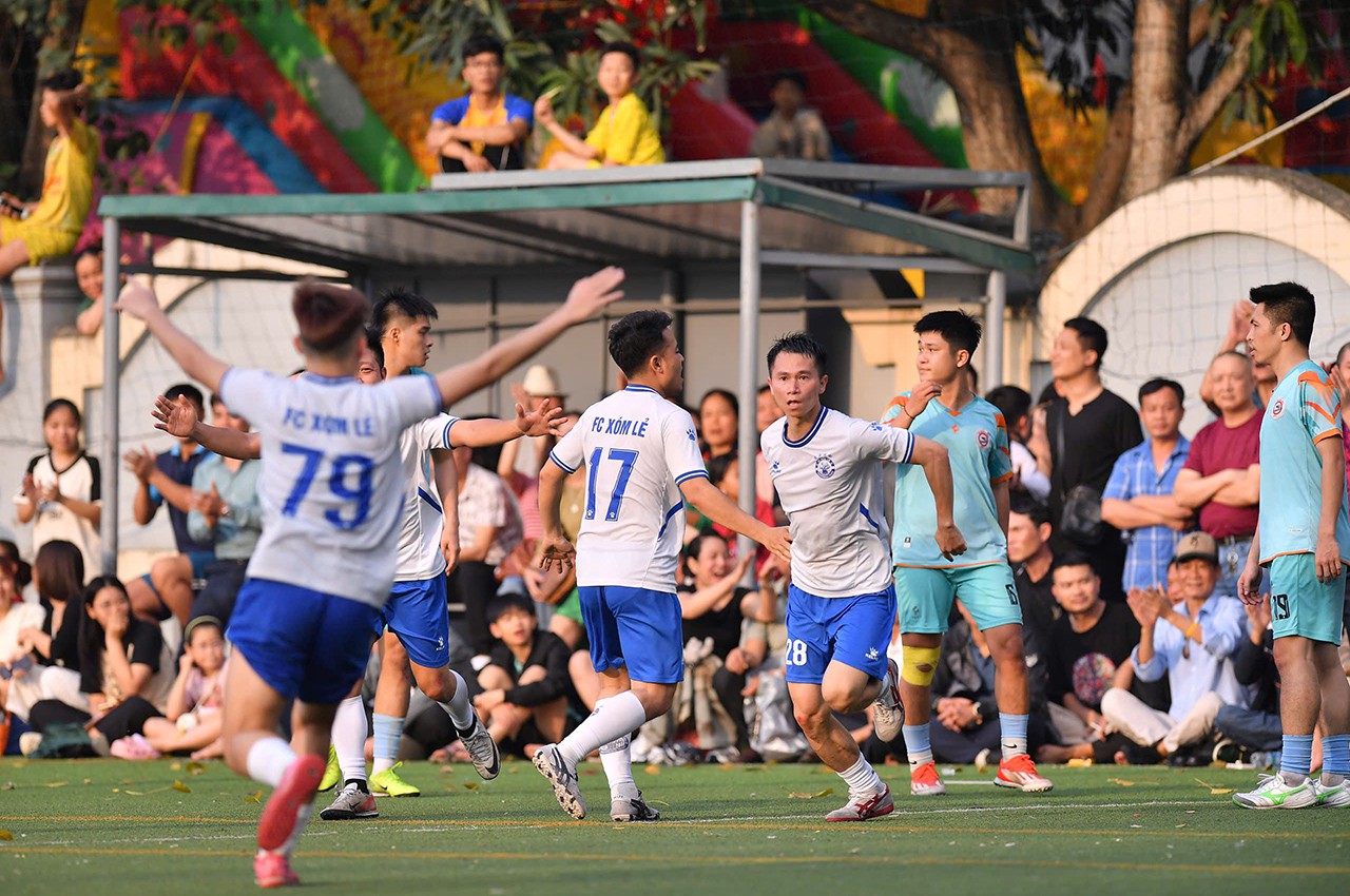 Sân bóng trăm năm tuổi giữa lòng Hà Nội chật kín khán giả ngày chung kết